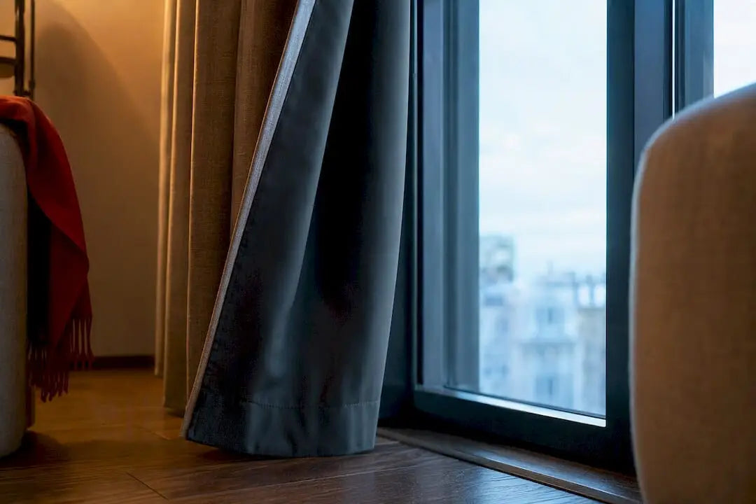 Particuliers : doublure de rideaux occultants sans couture, rendu soigné