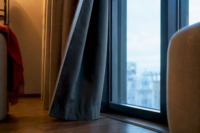 Particuliers : doublure de rideaux occultants sans couture, rendu soigné