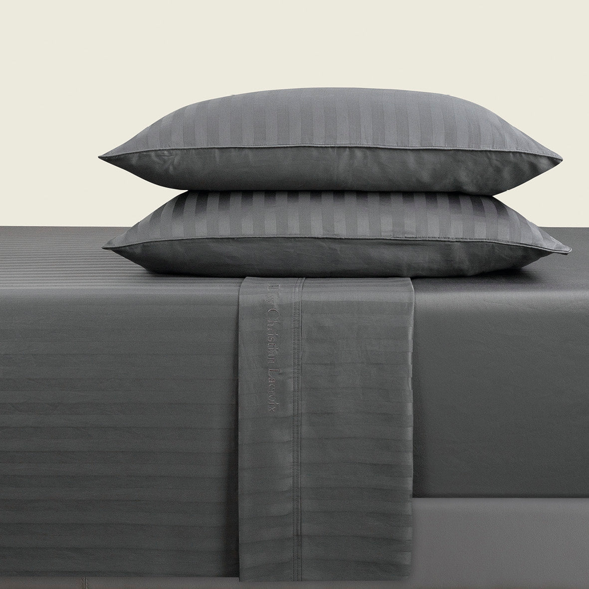 Ensemble de draps : drap-housse, drap plat, taie(s) d'oreiller en satin de coton - tissé Jacquard - dessin Rayure Gris foncé - CXL by Christian Lacroix Maison