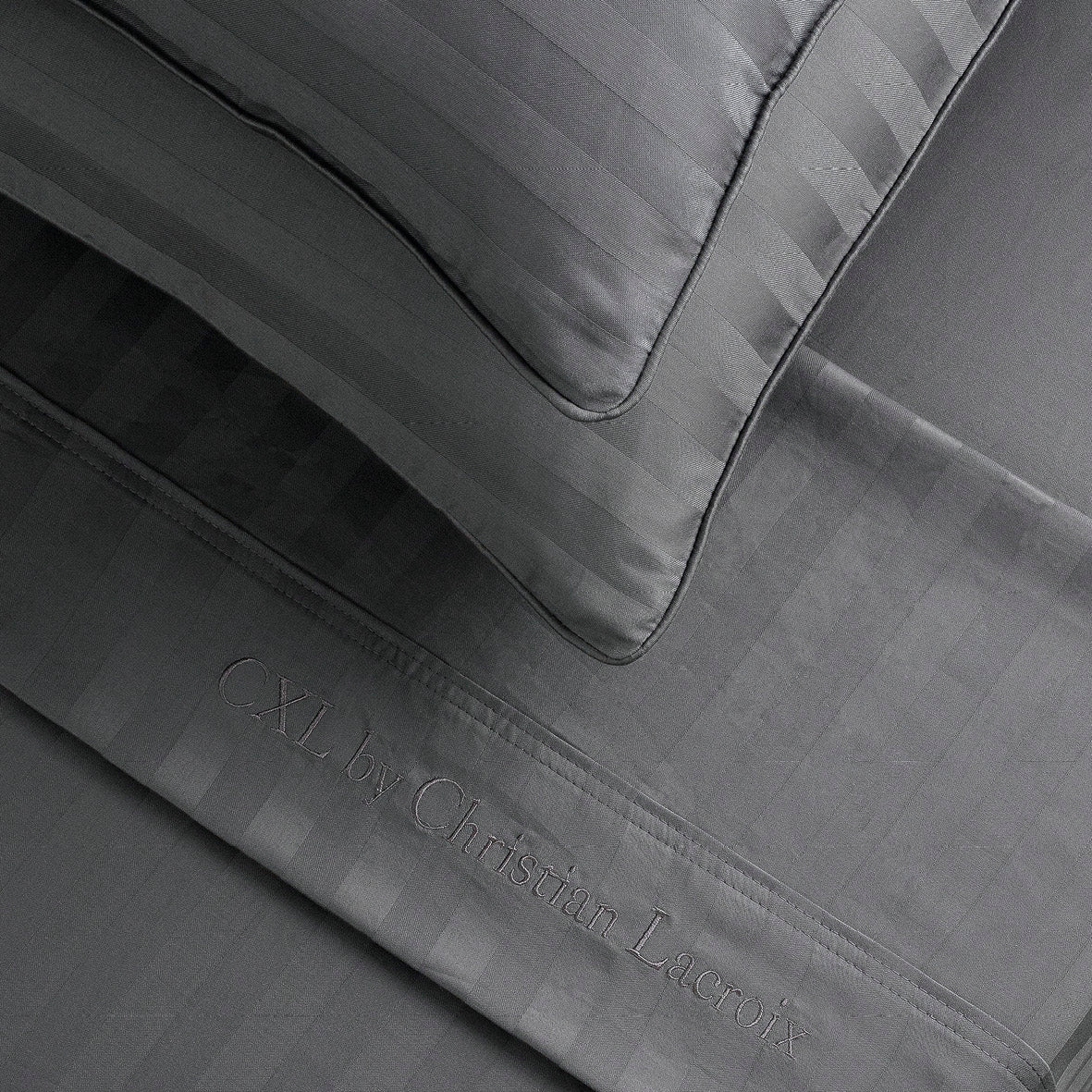 Ensemble de draps : drap-housse, drap plat, taie(s) d'oreiller en satin de coton - tissé Jacquard - dessin Rayure Gris foncé - CXL by Christian Lacroix Maison